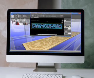 Egy fehér iróasztalon egy iMac, amin a Genio tervezőprogram fut, amin egy fa intarziát állítanak be, és látszik a 3D-s előnézeti képe az eredménynek.
