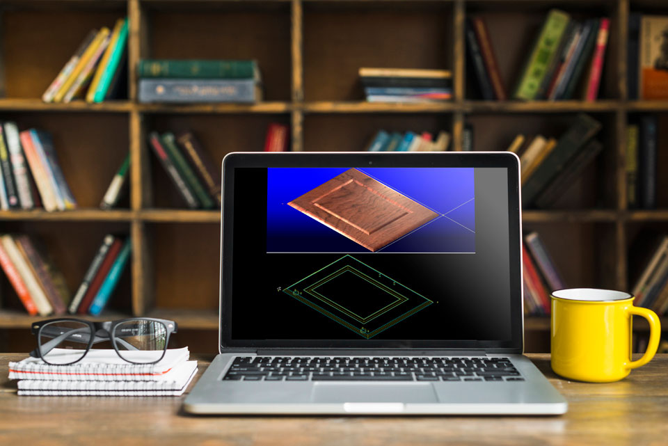 A háttérben egy fa könyvespolc, elöl egy fa asztal egy laptoppal, jegyzettömbbel amin egy szemüveg van, illetve egy sárga bögrével. A laptopon egy CAD felület fut osztottan vonalrajz és 3D.