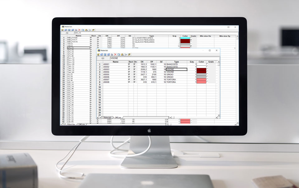 Fehér környezetben egy MacBookra kötött Apple monitor, amin egy adattábla látható.