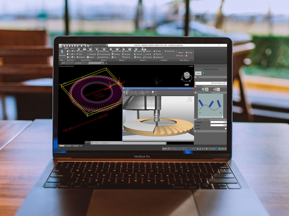 Egy üveg falú kávézóban egy fa asztalon egy laptop, amin CAD fut. Egy tárcsa alkú munkadarab látható wireframben és 3D-ben radiális irányú maratás közben.