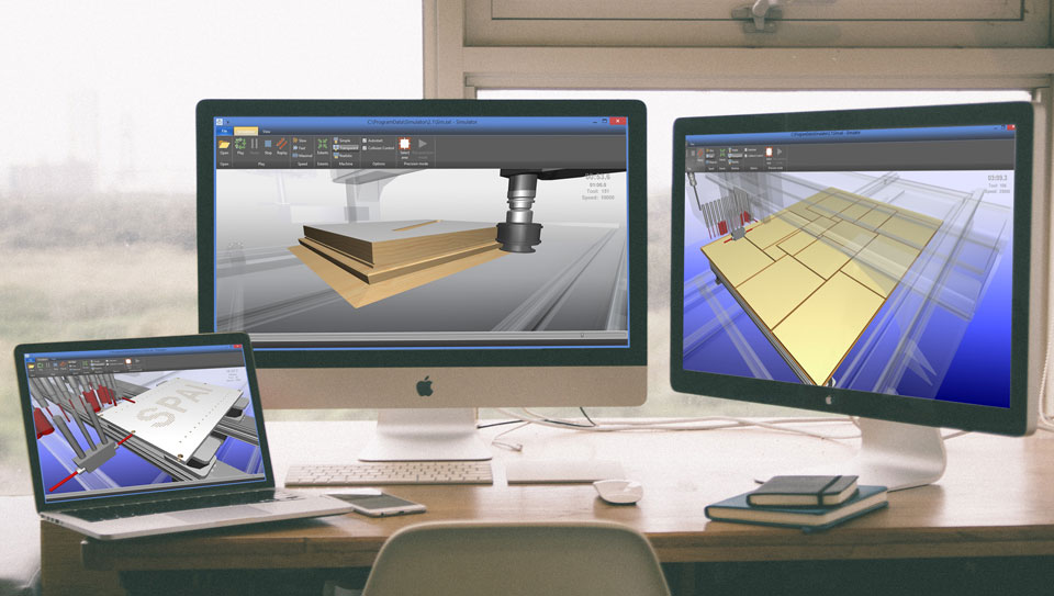 Két Apple monitoron és egy MacBookon különböző megmunkáló gépek szimulációja fut 3D-ben.