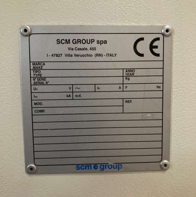 A képen az eladó használt SCM Sandya 5/S RCS110 csiszológép adattáblája rajta a gyártási évvel, teljesítménnyel