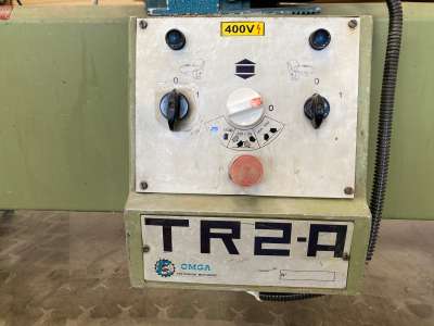 A képen az eladó használt OMGA TR 2 A páros gérvágó vezérlő táblája szemből, bekapcsoló és vészleállító gombokkal