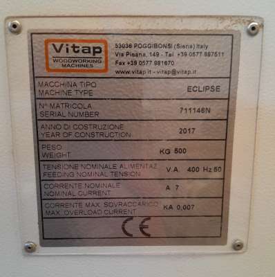 A képen az eladó használt Vitap Eclipse íves élzárógépadattáblája, rajta a gyártási évvel, teljesítménnyel, CE megjelöléssel