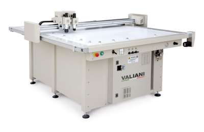 A képen az eladó Valiani Optima V 160 síkágyas vágóplotter bemutató gépről egy gyári fotó