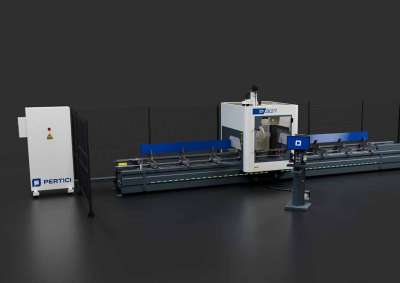 A képen a Pertici P307 4 tengelyes CNC megmunkáló központ látható egy render képen, látható a mobilportál, a kapcsoló szekrény és a munkaterület is.