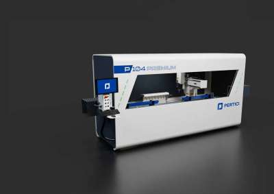 A képen a Pertici P104 Premium 4 tengelyes CNC megmunkáló központ egy render képen, fehér színben, bekapcsolt kijelzővel.