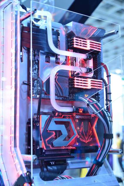 A képen a termék, egy Hybrid PC látható.